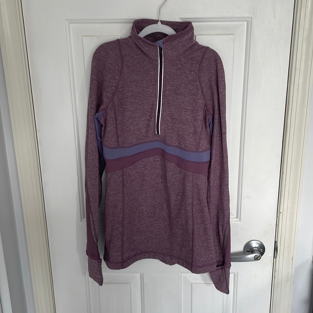 Women’s purple lululemon pullover. I believe it’s a size 4 or 6.